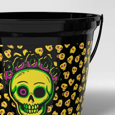 7.64" Skull Halloween Plastic Trick Or Treat Pail Black - Hyde And EEK! Boutique™ 5 7.64" Skull Halloween Plastic Trick Or Treat Pail Black - Hyde And EEK! Boutique™ - Image 3